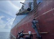 Simulasi Penangkapan Kapal Bawa Heroin di Perairan Riau