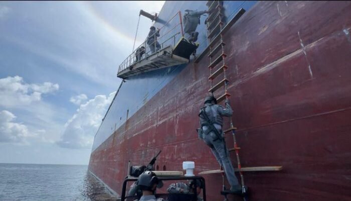 Simulasi Penangkapan Kapal Bawa Heroin di Perairan Riau