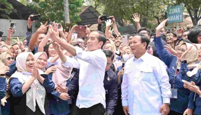 Menhan Prabowo Dampingi Presiden RI Tinjau PT Pindad di Bandung