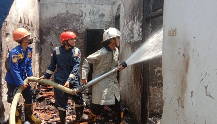 Damkar Comal Berhasil Jinakan Si Jago Merah Yang Mengamuk di Kendaldoyong.