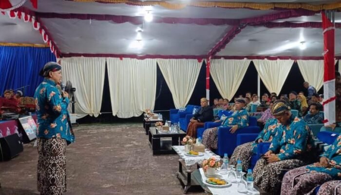 Lestarikan Budaya Bangsa, Dandim 1710/Mimika Nonton Bareng Pagelaran Wayang Kulit Meriahkan HUT Ke-78 TNI