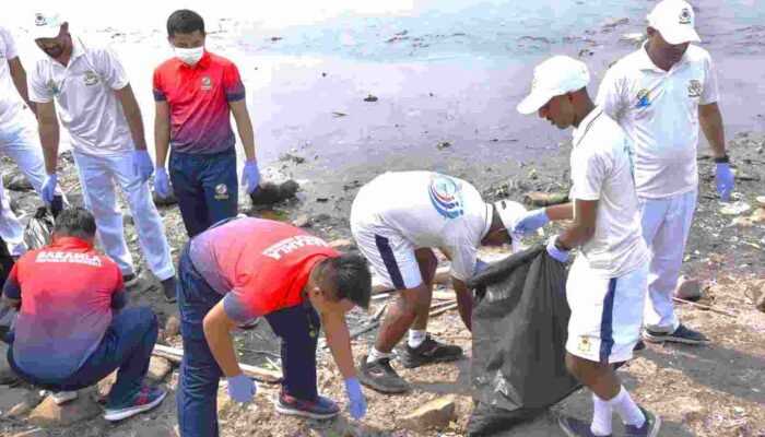 Bakamla RI Bersama Indian Coast Guard Ship (ICGS) Bersihkan Pantai Marunda