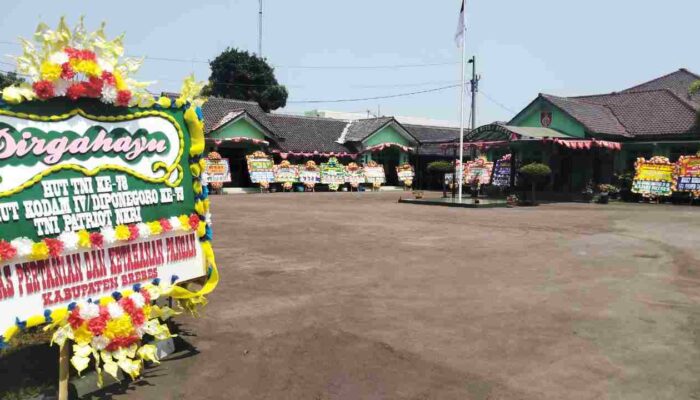 Karangan Bunga HUT TNI Banjiri Area Makodim Brebes