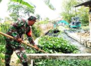 Cegah Banjir, Babinsa Bersama Warga Banjaratma Bersihkan Eceng Gondok