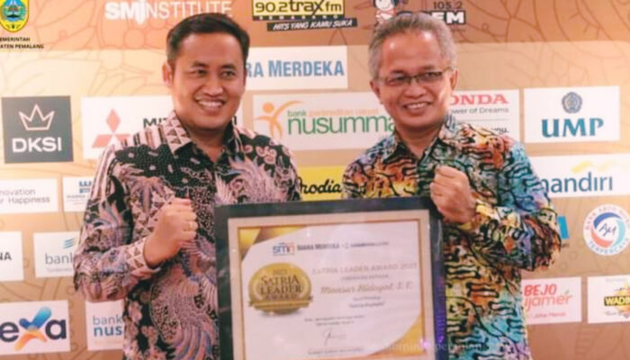 Bupati Pemalang Terima Penghargaan Satria Leader Award dalam Kategori Satria Digitalis