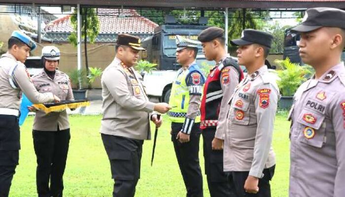 Polisi Brebes Dibekali Buku Saku Netralitas Polri Jelang Pengamanan Pemilu 2024