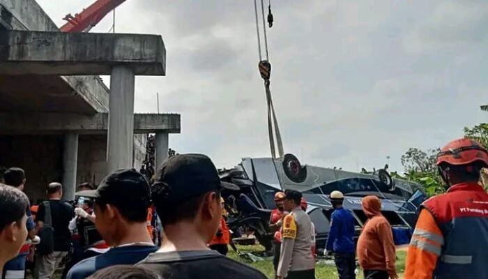 Evakuasi Korban Kecelakaan Bus di Tol Pemalang-Batang ke Rumah Sakit Terdekat