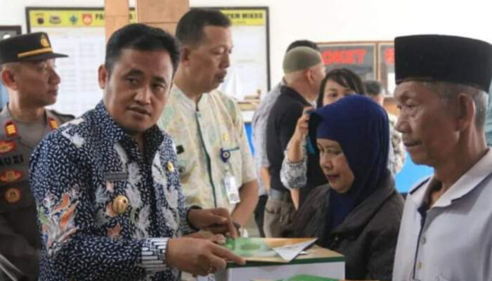 Angin Puting Beliung di Kecamatan Moga, Bupati Pemalang Serahkan Bantuan