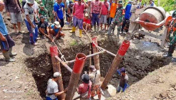 Warga Ramai-Ramai Ngecor Tiang Jembatan Gantung, Agar Tak Terisolasi