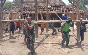 Lestarikan Budaya Gotong Royong, Babinsa Bantu Mindahkan Rumah Warga