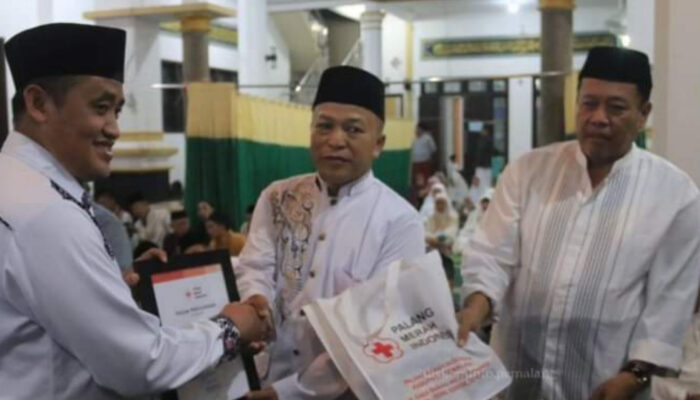 Tarhim di Kecamatan Belik, Bupati Serahkan Bantuan Kepada Warga di Masjid Baitussalam