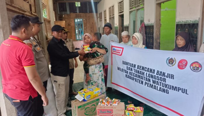 PWI Pemalang Gandeng Alfamart Salurkan Bantuan Bagi Korban Longsor di Tundagan