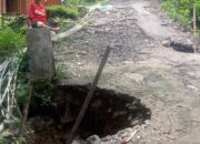Lubang Besar di Tengah Jalan Desa Gunung Jaya Mengancam Keselamatan Pengendara 