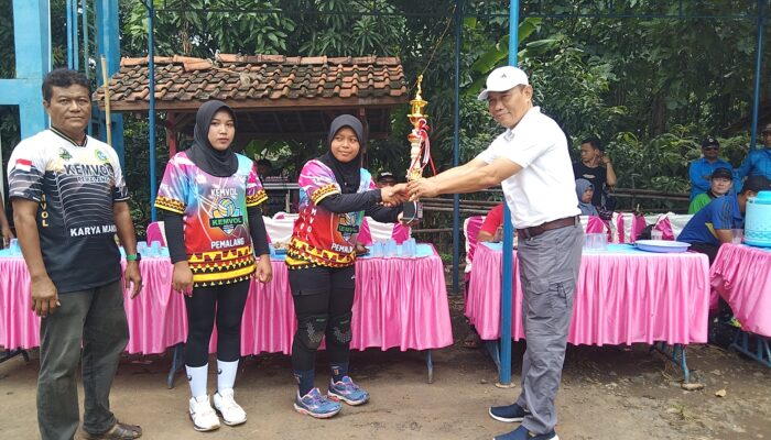 Peduli Oleh Raga Herry Setiawan Sponsori Turnamen Bola Volley Wanita di Dukuh Kemamang