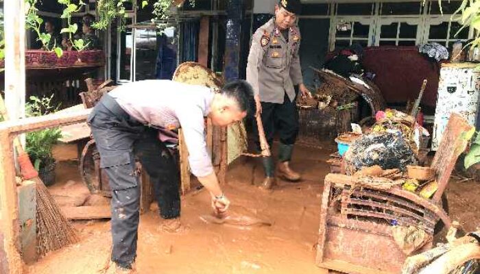 Polda Jateng Terjunkan Personel Ditsamapta, Bantu Warga Terdampak Banjir di Pekalongan