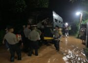 Posko Banjir Bandang Wangandowo Tergenang Air Karena Hujan Deras, Polres Pekalongan Lakukan Evakuasi