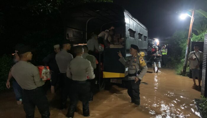 Posko Banjir Bandang Wangandowo Tergenang Air Karena Hujan Deras, Polres Pekalongan Lakukan Evakuasi
