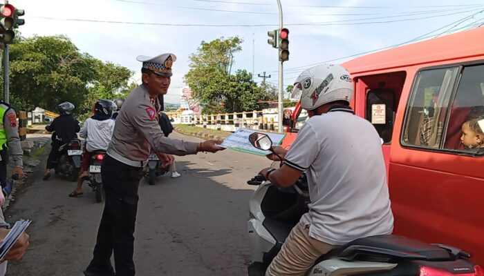 Sosialisasikan Operasi Keselamatan, Satlantas Polres Pekalongan Bagikan Souvenir Kepada Pengendara yang Tertib Berlalu Lintas