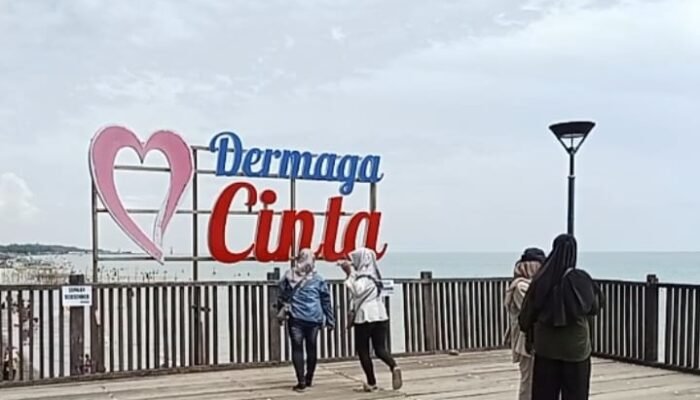 Mengintip Tenggelamnya Matahari dari Dermaga Cinta Pantai Widuri