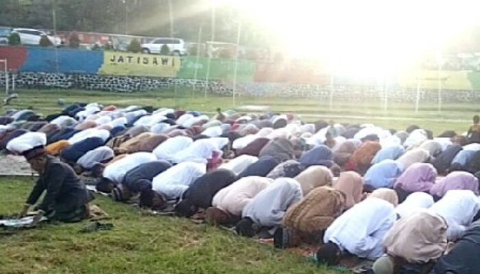 Masyarakat Jatisawit Sholat Ied di Lapangan Tegong , Tema Khutbah Maaf-Maafan Bagian Tradisi Untuk Bersihkan Hati Nurani.