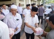 Ramadan Berbagi, Direksi SGN Bagi Takjil ke Pengguna Jalan Surabaya