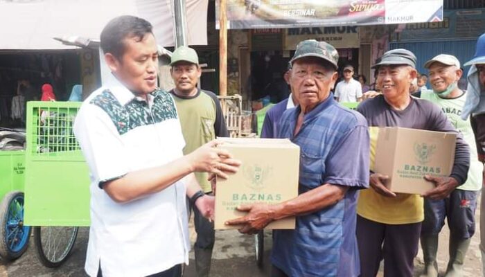 Bupati Serahkan Bantuan Becak Sampah dan Sembako kepada Petugas Kebersihan di Pasar Comal