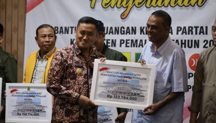 Bupati Pemalang Serahkan Bantuan Keuangan Tahap I untuk Partpol Tahun 2024