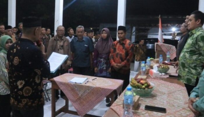 Bupati Pemalang Saksikan Pelantikan Ketua RT Dan RW di Kelurahan Petarukan