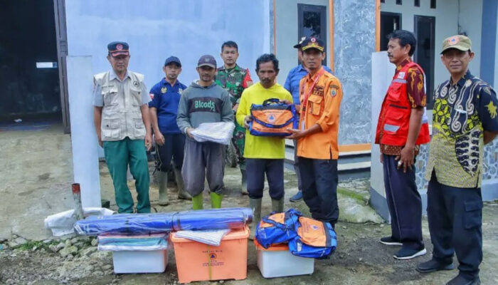 Batursari Diguncang  Tanah Longsor,  Kalak BPBD Kirim Logistik Ke TKP