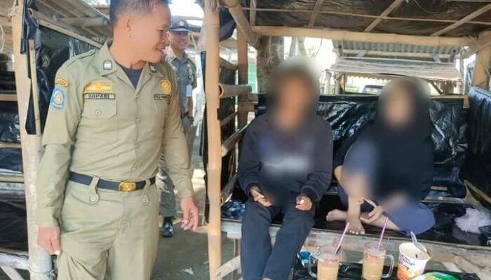 Satpol PP Pemalang Tertibkan Bilik Sekat di Pantai Sumur Pandan   