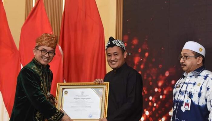 Bupati Pemalang H. Mansur Hidayat Terima Penghargaan INAGARA di LAN Award 2024