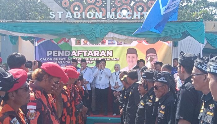 Diiringi Ribuan Pendukung Mansur-Bobby Resmi Daftar Calon Bupati dan Wakil Bupati Pemalang,   