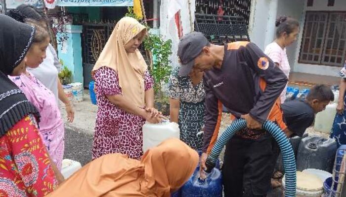 Bantuan Air Bersih BPBD Brebes di Desa Jipang Diserbu Warga