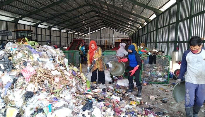 Semangati Para Pekerja Kepala DLH Turun Langsung ke TPST Silarang, Berbaur dengan Para Pekerja