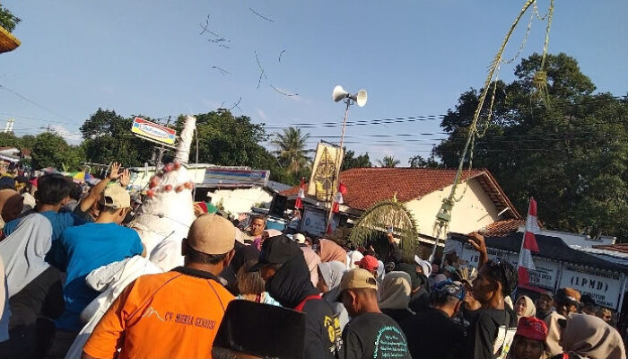 Puncak Acara Grebeg Maulud Cibuyur, Masyarakat Berebut Gunungan Mengharapkan Berkah