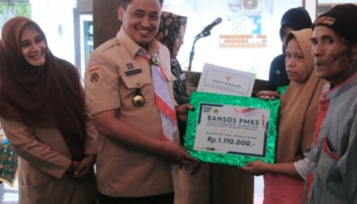 Bupati Pemalang Salurkan Bantuan Sosial PMKS, Berharap Meringankan Beban Penerima   