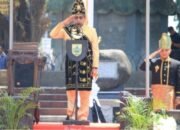 Menjadi Inspektur Upacara HUT RI, Bupati Pemalang Tampil Memukau dalam Balutan Adat Kalimantan Barat