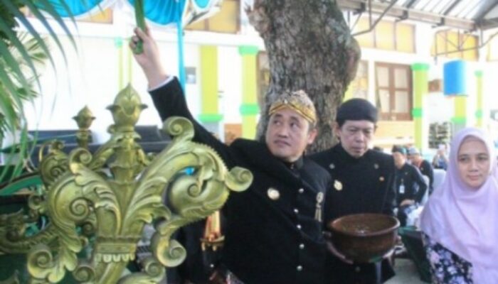 Bupati Pemalang Ajak Masyarakat Lestarikan Nilai Luhur Melalui Jamasan Benda Pusaka