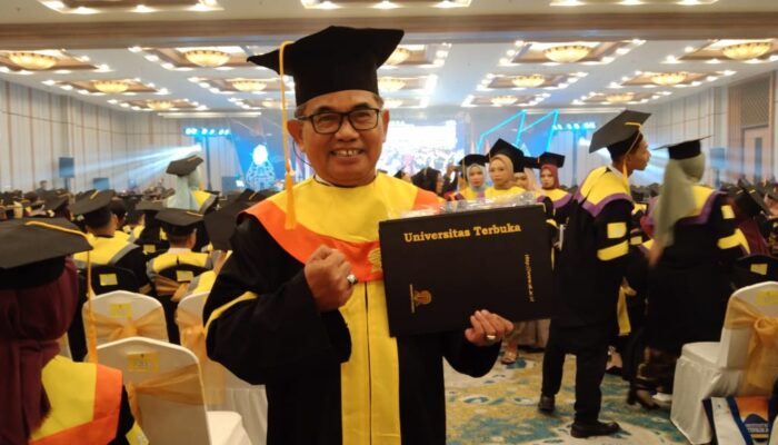 Joko Longkeyang Wartawan Senior Raih Gelar Sarjana Hukum di Usia Senja