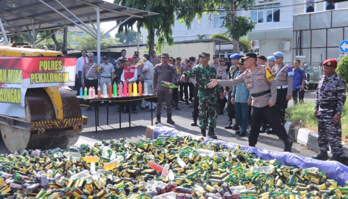 Sambut Natal dan Tahun Baru 2025, Ribuan Botol Miras Pelbagai Jenis, Dimusnahkan