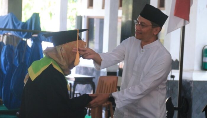 Di Kabupaten Pemalang, Sekolah Lansia Abata Wisuda 81 Mahasiswa