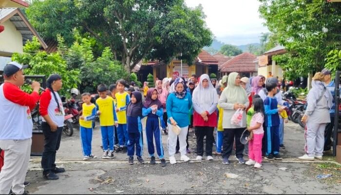 Ratusan Warga Ikuti Jalan Sehat Cinta Ibu di Kecamatan Watukumpul