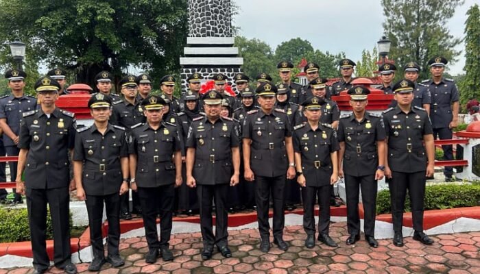 Karutan beserta Petugas Rutan Pemalang Laksanakan Tabur Bunga Dalam Rangka Bhakti Imigrasi Ke -75