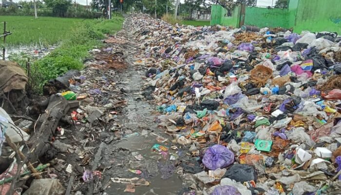 Akses Jalan Menuju Kantor Bupati Pemalang Terendam Banjir Sampah
