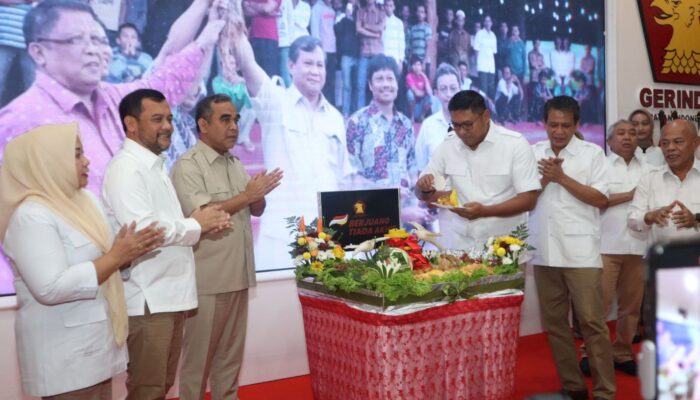 Ahmad Luthfi Gratiskan Seragam dan Internet bagi Siswa Miskin Ekstrem di Jateng