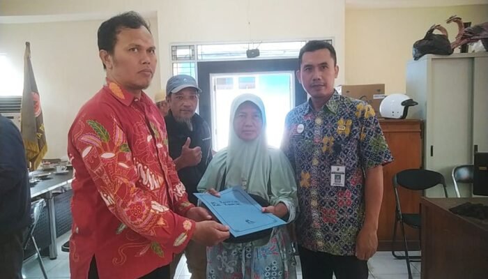 BPBD Kota Pekalongan Salurkan Bantuan Stimulan Bagi Warga Terdampak Bencana