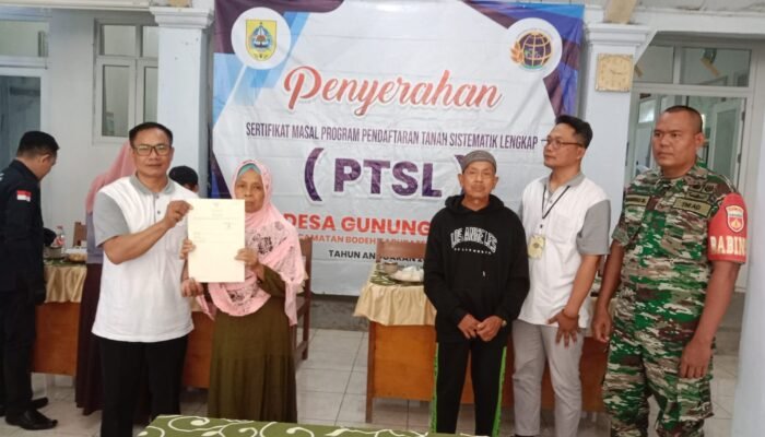 Ribuan Warga Desa Gunungbatu Terima Sertifikat Tanah Dari Progam PTSL