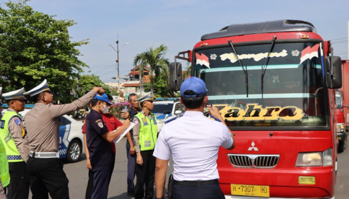 Pastikan Kelaikan Bus Angkutan Umum Satlantas Polres Kendal Gelar Ramp Check