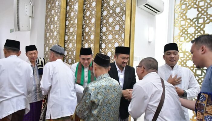 Idulfitri Penuh Kebersamaan, Bupati dan Wakil Bupati Pemalang Salat Id Bersama Masyarakat di Masjid Agung Nurul Kalam