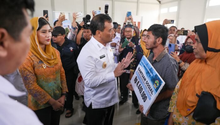 Kikis Kemiskinan Gubernur Jateng Salurkan Berbagai Bantuan Sosial 